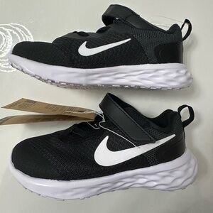 Kids Nike sneakers black and white size 10